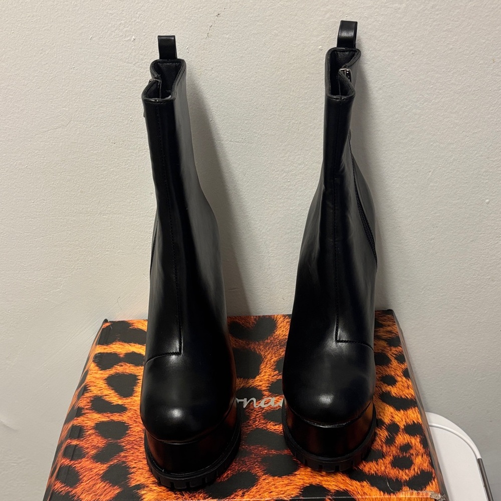 Elegant Black Heeled Boots - Picture 7 of 9